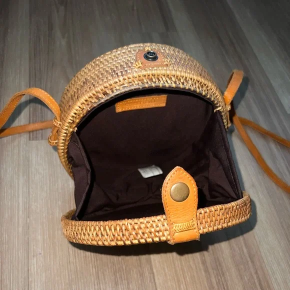 Street Level Round Wicker Seashell Crossbody Straw Bag - Picture 11 of 11